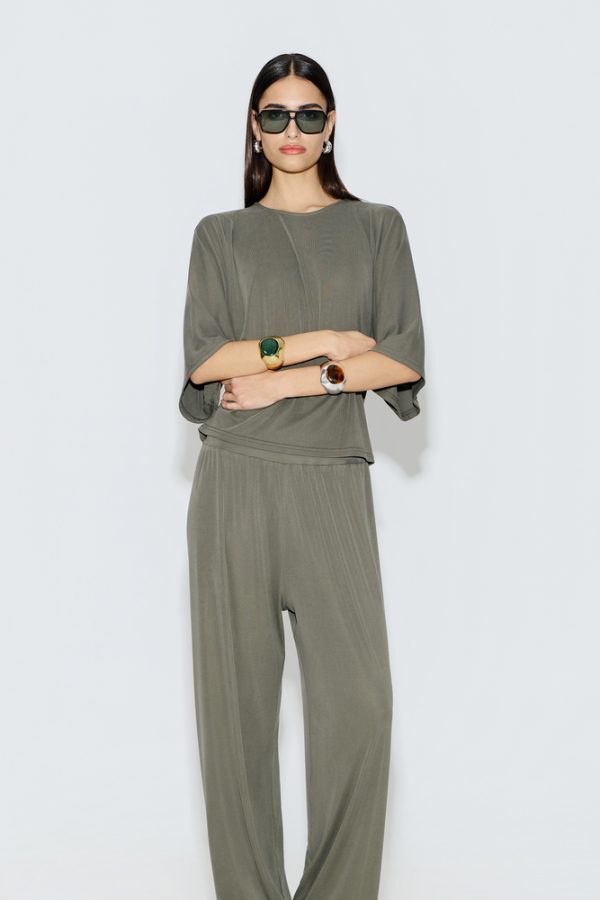 Clothes AVANT GARDE CHIC AND COMFORTABLE TOP THAT COMBINES STYLE AND EASE.